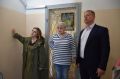 Уполномоченный главы округа Нина Ушакова вместе с председателем Совета депутатов Пушкинского Артемом Садулой и депутатом Андреем Ломовым провели осмотр дома №30 в микрорайоне Дзержинец