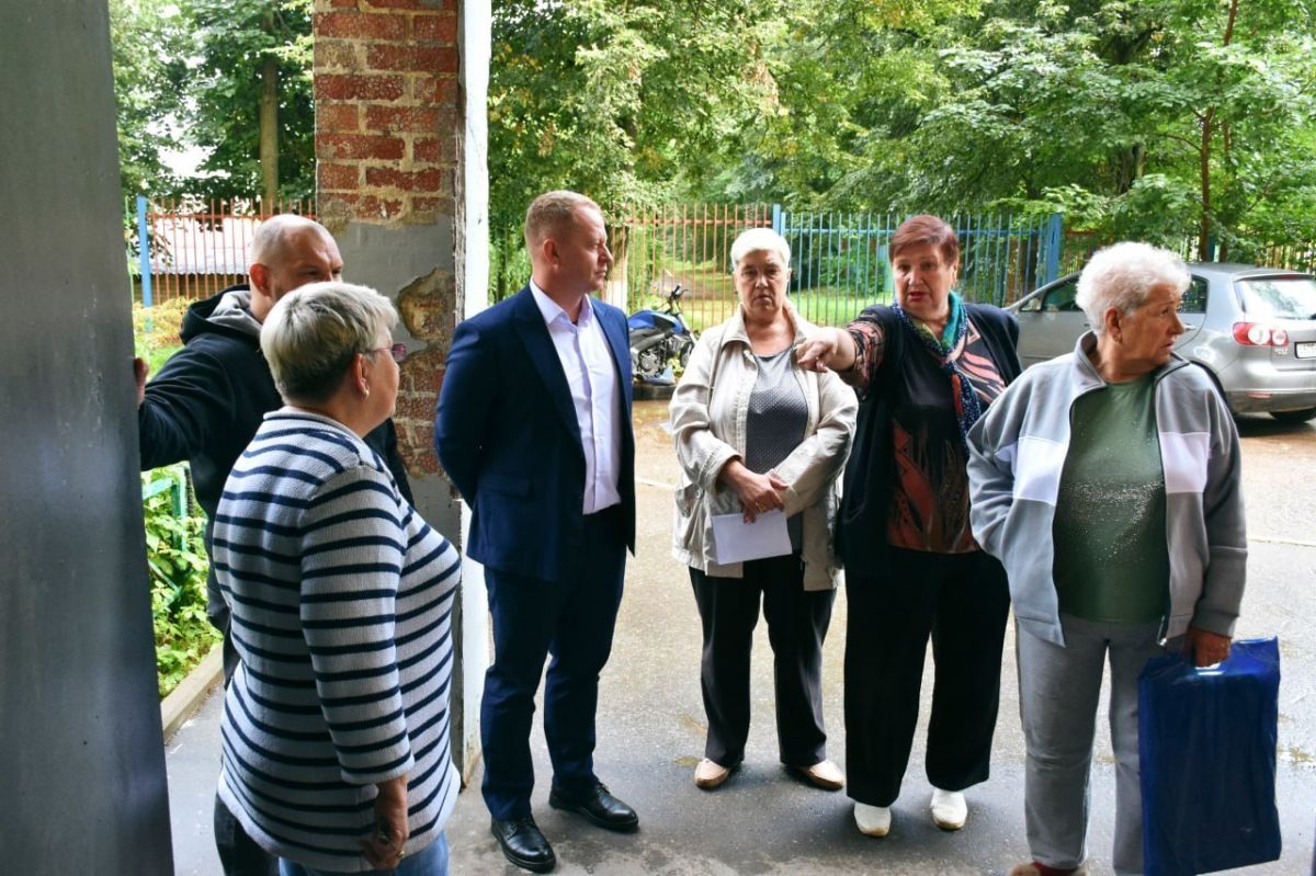 Уполномоченный главы округа Нина Ушакова вместе с председателем Совета депутатов Пушкинского Артемом Садулой и депутатом Андреем Ломовым провели осмотр дома №30 в микрорайоне Дзержинец Уполномоченный главы округа Нина Ушакова вместе с председателем Совета депутатов Пушкинского Артемом Садулой и депутатом Андреем Ломовым провели осмотр дома №30 в микрорайоне Дзержинец