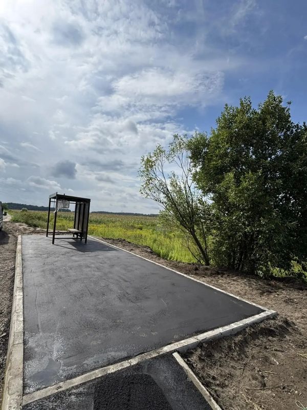 В рамках дорожной программы силами ГБУ МО «Мосавтодор» были выполнены работы по обустройству остановочного пункта в селе Ивашево