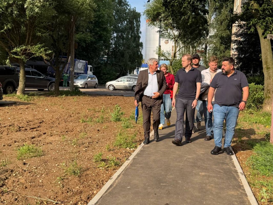 Заместитель главы городского округа Подольск Михаил Саруханов совместно с первым заместителем председателя Совета депутатов Евгением Патрушевым и профильными специалистами провёл обход территории по улице Климента Готвальда... Заместитель главы городского округа Подольск Михаил Саруханов совместно с первым заместителем председателя Совета депутатов Евгением Патрушевым и профильными специалистами провёл обход территории по улице Климента Готвальда...