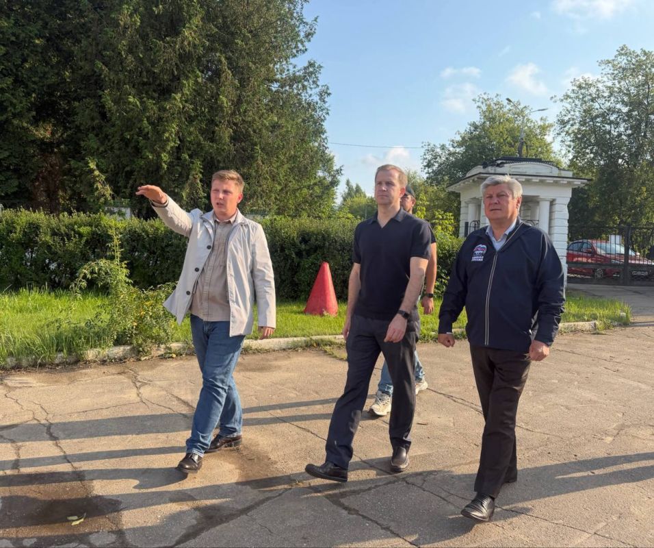 Заместитель главы городского округа Подольск Михаил Саруханов совместно с первым заместителем председателя Совета депутатов Евгением Патрушевым и профильными специалистами провёл обход территории по улице Парковая, 1 Заместитель главы городского округа Подольск Михаил Саруханов совместно с первым заместителем председателя Совета депутатов Евгением Патрушевым и профильными специалистами провёл обход территории по улице Парковая, 1