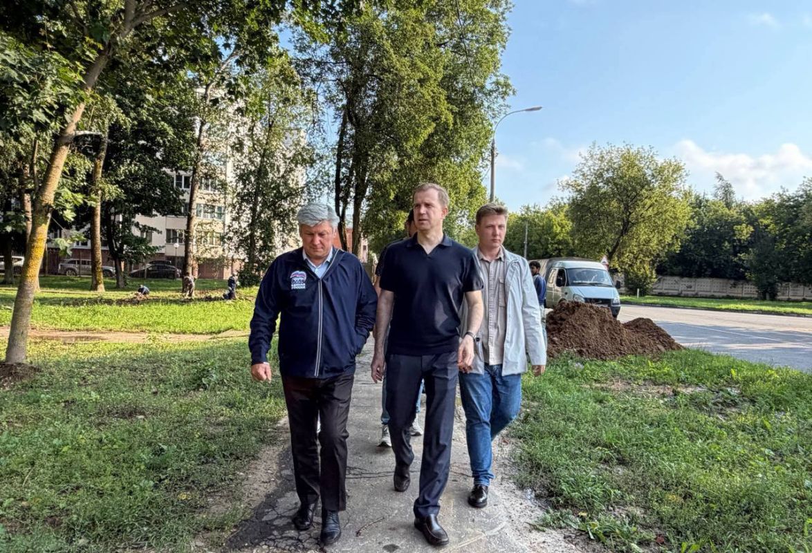 Заместитель главы городского округа Подольск Михаил Саруханов совместно с первым заместителем председателя Совета депутатов Евгением Патрушевым и профильными специалистами провёл обход территории по улице Парковая, 1