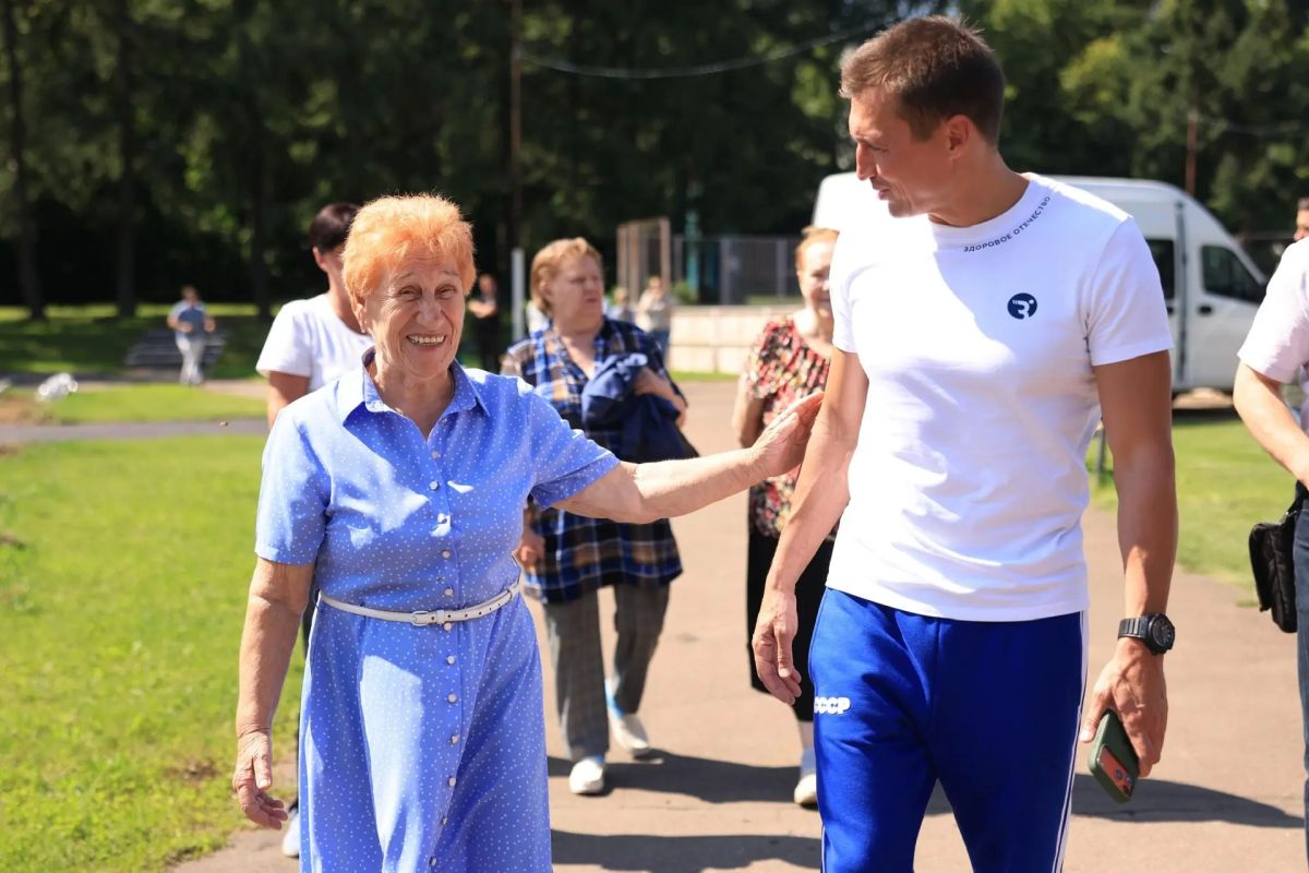 В Королеве на стадионе «Чайка» сыграл в футбол с ребятами из школы «Вымпел» В Королеве на стадионе «Чайка» сыграл в футбол с ребятами из школы «Вымпел»