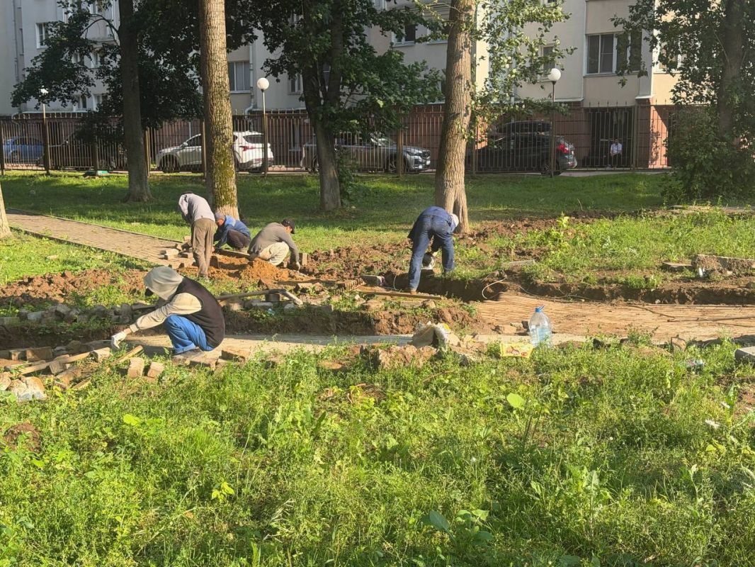 Заместитель главы городского округа Подольск Михаил Саруханов совместно с первым заместителем председателя Совета депутатов Евгением Патрушевым и профильными специалистами провёл обход территории по улице Парковая, 1 Заместитель главы городского округа Подольск Михаил Саруханов совместно с первым заместителем председателя Совета депутатов Евгением Патрушевым и профильными специалистами провёл обход территории по улице Парковая, 1