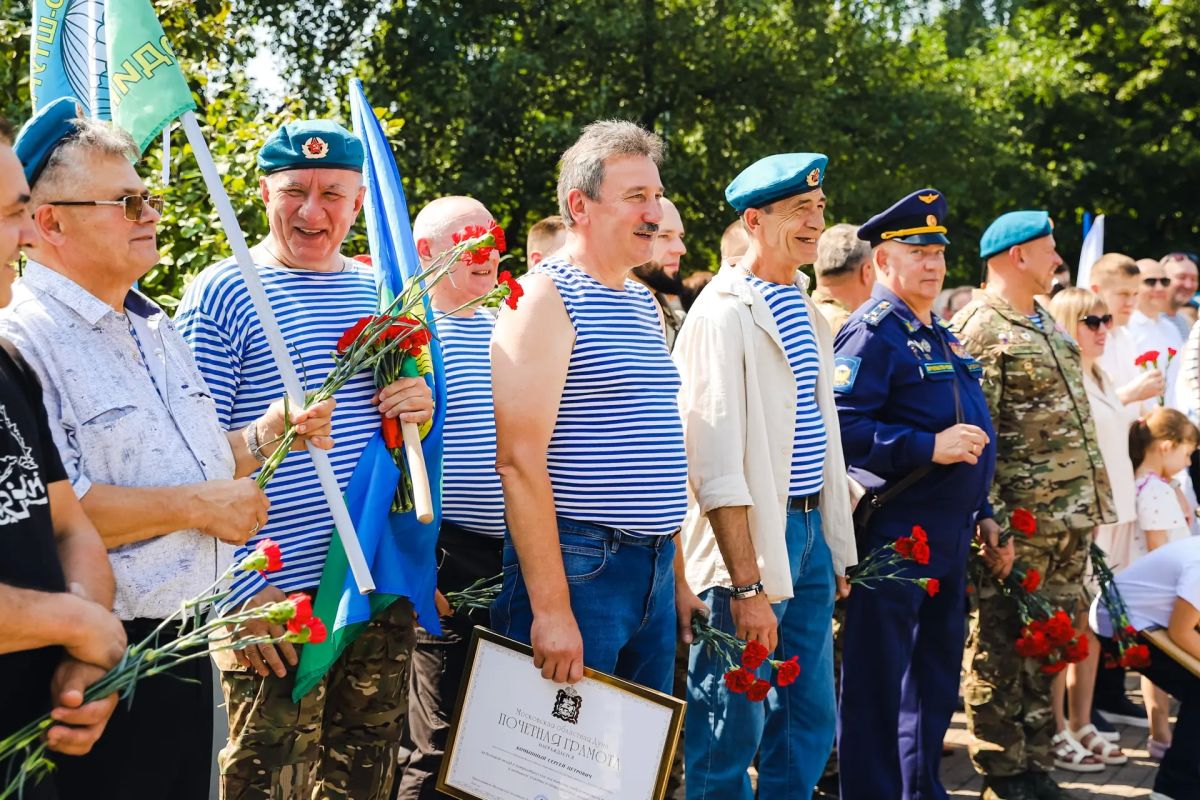 В Химках почтили память героев ВДВ В Химках почтили память героев ВДВ