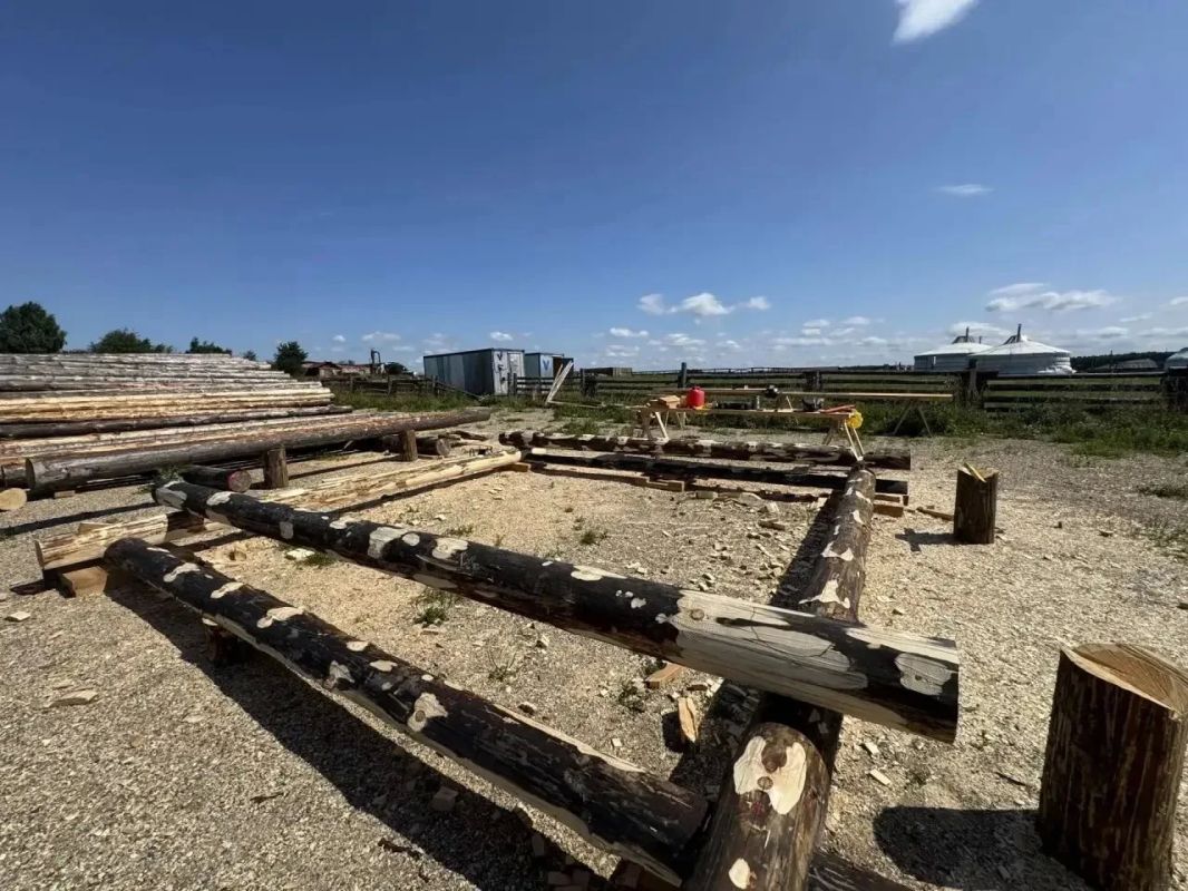 Под Сергиевым Посадом у деревни Морозово строят настоящую деревянную крепость Под Сергиевым Посадом у деревни Морозово строят настоящую деревянную крепость