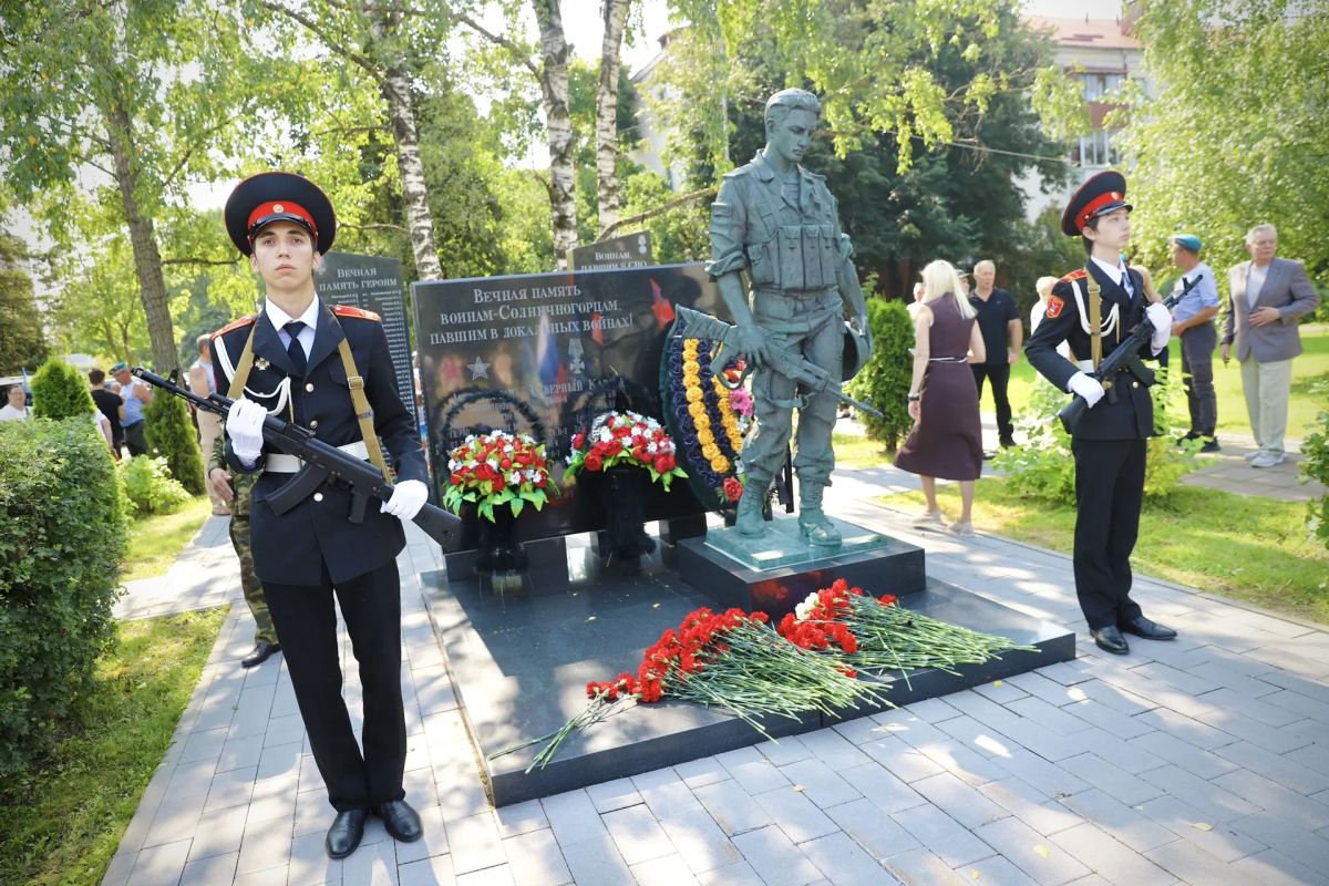 Константин Михальков: Уважаемые военнослужащие и ветераны Воздушно-десантных войск! Поздравляю вас с праздником! Константин Михальков: Уважаемые военнослужащие и ветераны Воздушно-десантных войск! Поздравляю вас с праздником!