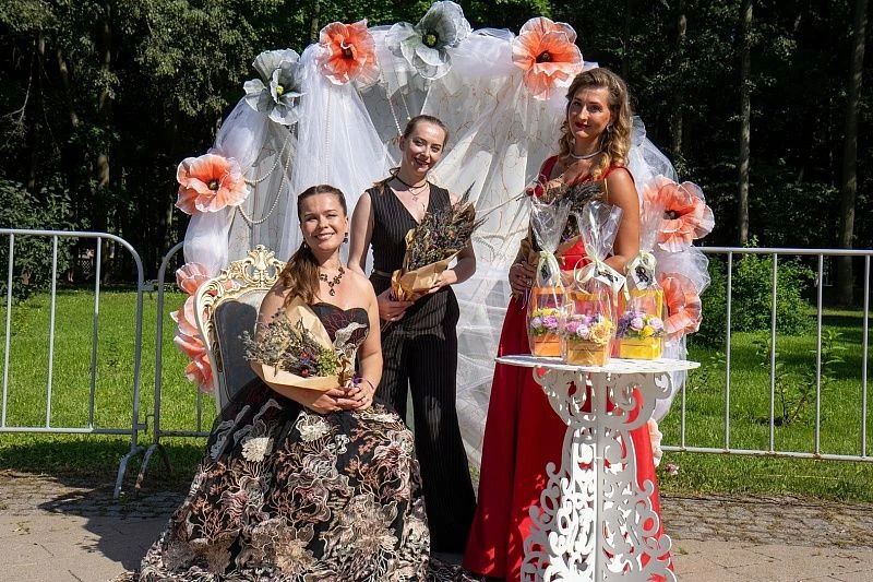 На арома-фестивале «Шик-МОДЕРНЪ» в парке усадьбы Кривякино вручали премию «Золотая груша» На арома-фестивале «Шик-МОДЕРНЪ» в парке усадьбы Кривякино вручали премию «Золотая груша»