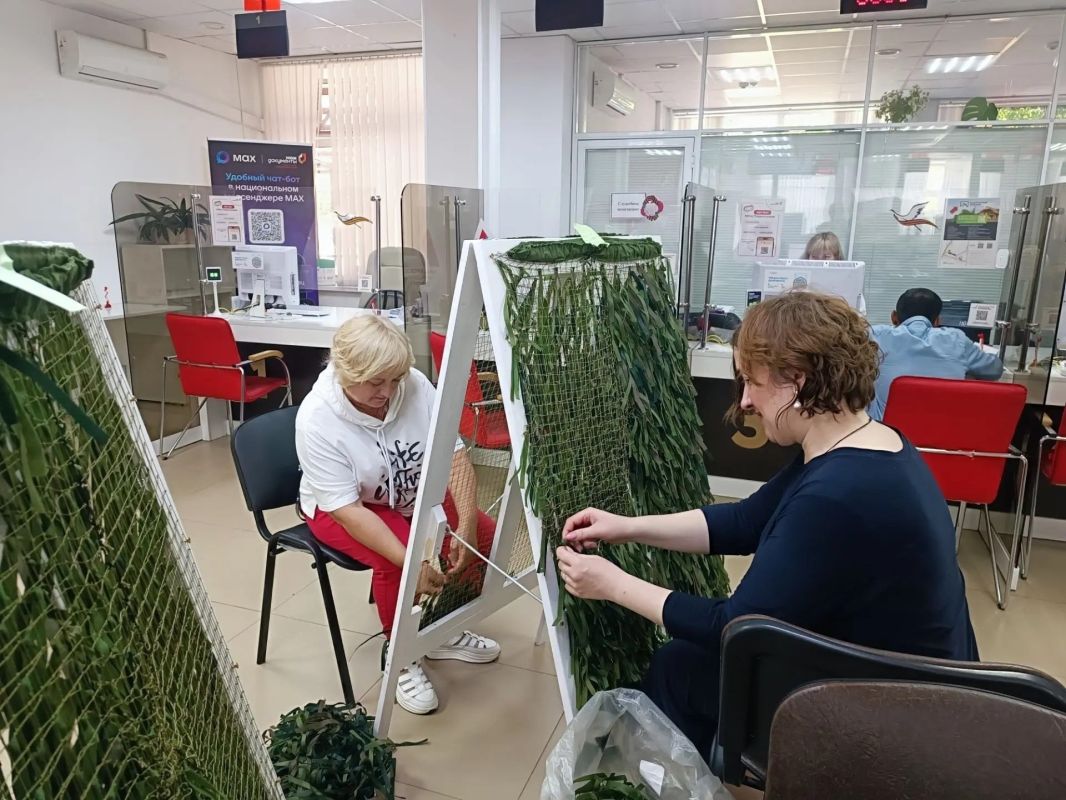 Доброе дело объединяет!. В нашем МФЦ продолжается плетение маскировочных костюмов «Леший» для участников специальной военной операции Доброе дело объединяет!. В нашем МФЦ продолжается плетение маскировочных костюмов «Леший» для участников специальной военной операции
