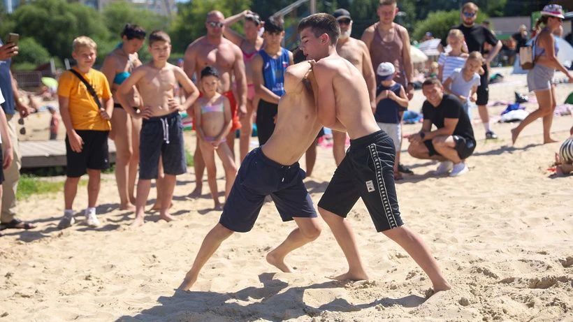 «Зарядка с чемпионом» на пляже озера Сенеж «Зарядка с чемпионом» на пляже озера Сенеж