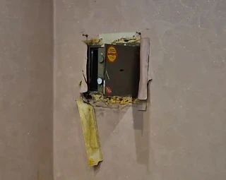 Вскрытый сейф — зрелище грустное и, увы, сейчас очень частое Вскрытый сейф — зрелище грустное и, увы, сейчас очень частое