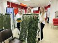 Доброе дело объединяет!. В нашем МФЦ продолжается плетение маскировочных костюмов «Леший» для участников специальной военной операции