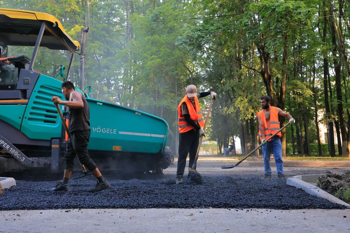 На Дворцовом проезде уложили новый асфальт На Дворцовом проезде уложили новый асфальт