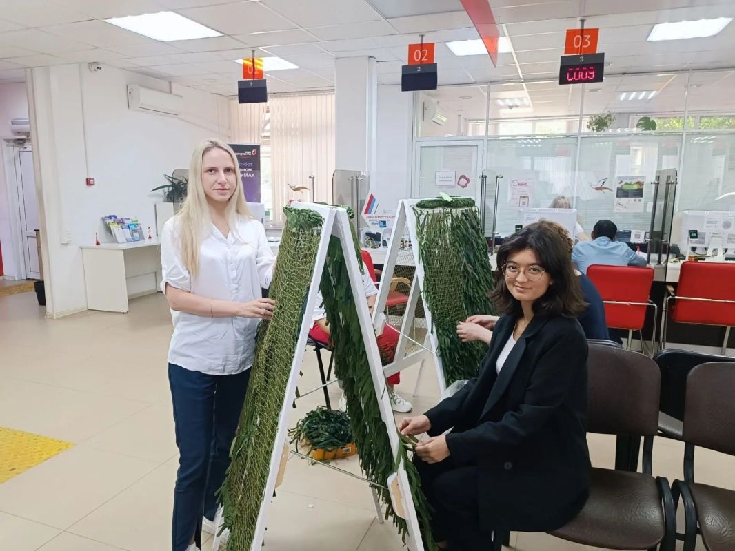 Доброе дело объединяет!. В нашем МФЦ продолжается плетение маскировочных костюмов «Леший» для участников специальной военной операции Доброе дело объединяет!. В нашем МФЦ продолжается плетение маскировочных костюмов «Леший» для участников специальной военной операции