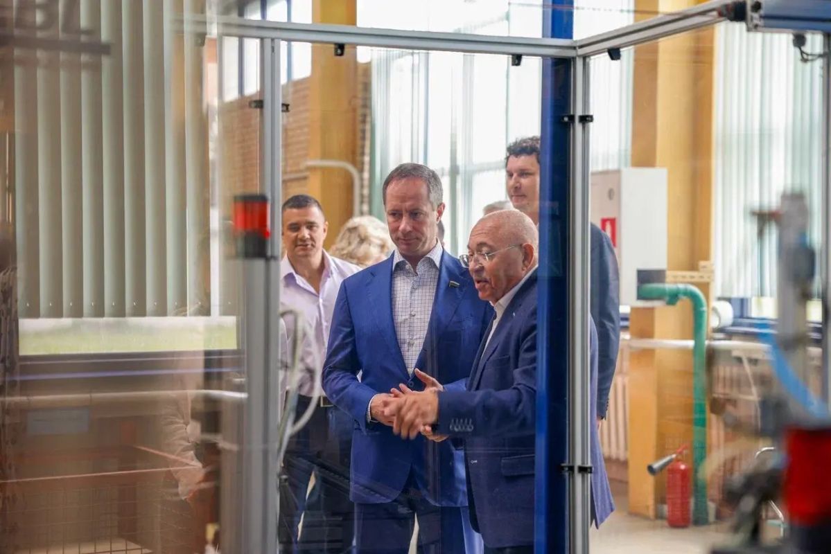 В рамках рабочей поездки депутат Государственной Думы Российской Федерации Роман Терюшков совместно с главой Ленинского городского округа Станиславом Каторовым посетили АО «Газдевайс» В рамках рабочей поездки депутат Государственной Думы Российской Федерации Роман Терюшков совместно с главой Ленинского городского округа Станиславом Каторовым посетили АО «Газдевайс»