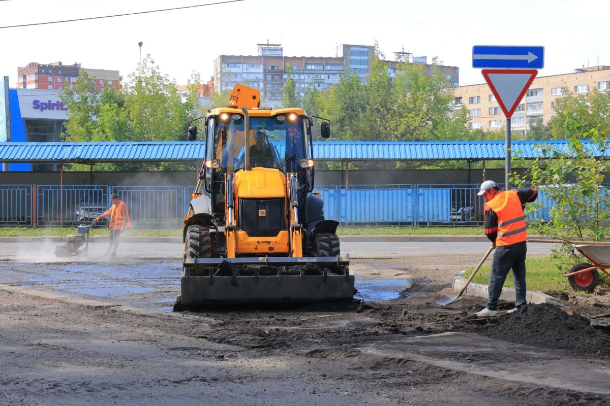 На Дворцовом проезде уложили новый асфальт На Дворцовом проезде уложили новый асфальт