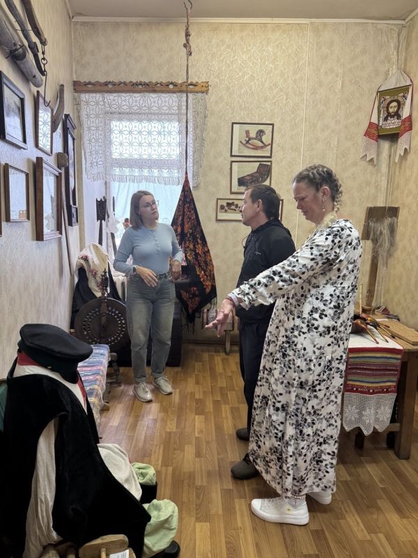 Лето продолжается, и это значит, что музей посещают отпускники, прогуливающиеся горожане, гости Чехова и проезжающие по Симферопольской трассе путешественники Лето продолжается, и это значит, что музей посещают отпускники, прогуливающиеся горожане, гости Чехова и проезжающие по Симферопольской трассе путешественники