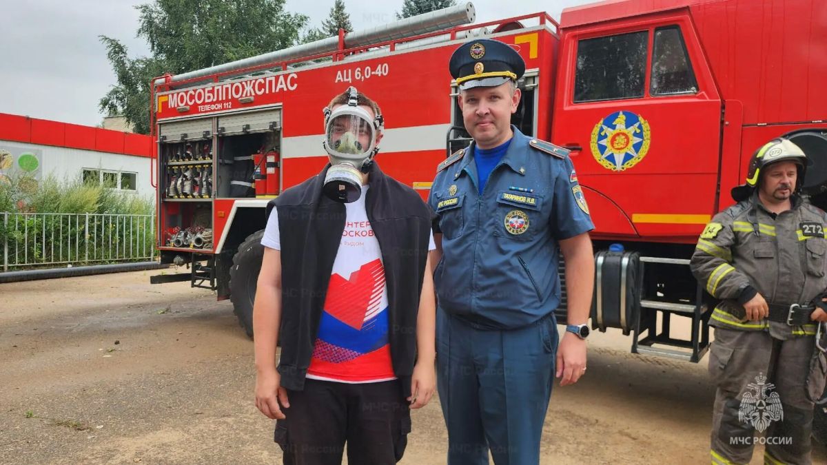 В Талдоме спасатели познакомили волонтёров с героической профессией огнеборца В Талдоме спасатели познакомили волонтёров с героической профессией огнеборца