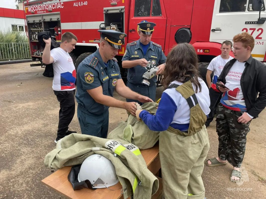 В Талдоме спасатели познакомили волонтёров с героической профессией огнеборца В Талдоме спасатели познакомили волонтёров с героической профессией огнеборца