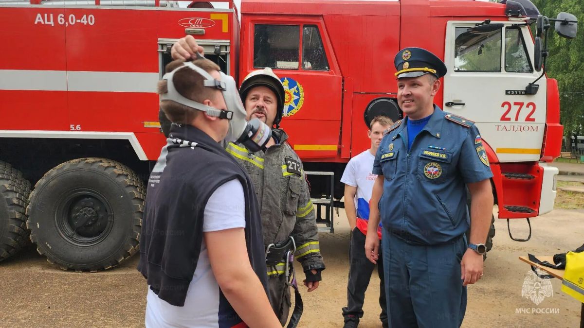 В Талдоме спасатели познакомили волонтёров с героической профессией огнеборца В Талдоме спасатели познакомили волонтёров с героической профессией огнеборца