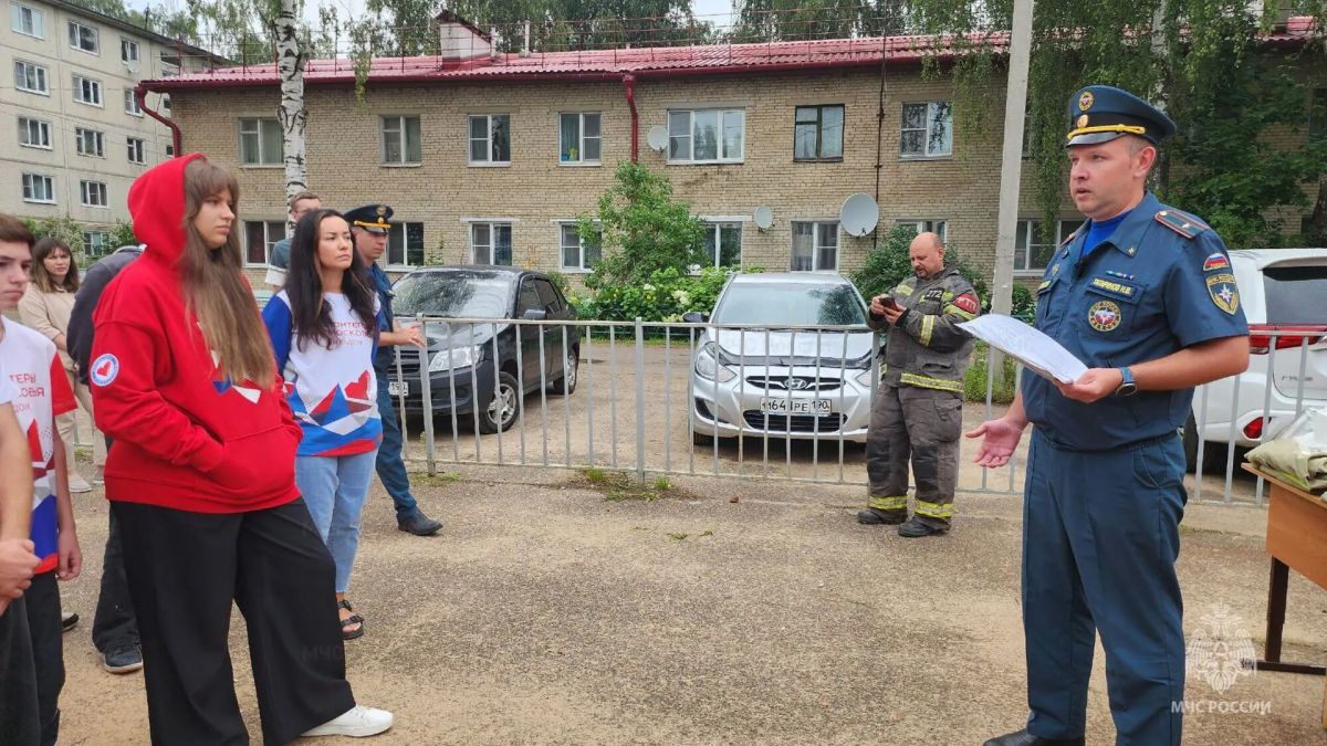 В Талдоме спасатели познакомили волонтёров с героической профессией огнеборца В Талдоме спасатели познакомили волонтёров с героической профессией огнеборца