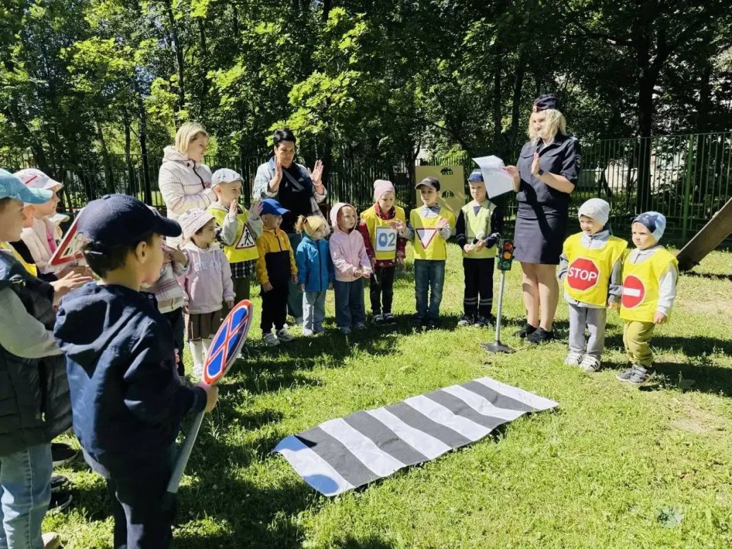 В преддверии Международного дня светофора в Ступино местные автоинспекторы провели беседу с воспитанниками одной из дошкольных организаций города В преддверии Международного дня светофора в Ступино местные автоинспекторы провели беседу с воспитанниками одной из дошкольных организаций города