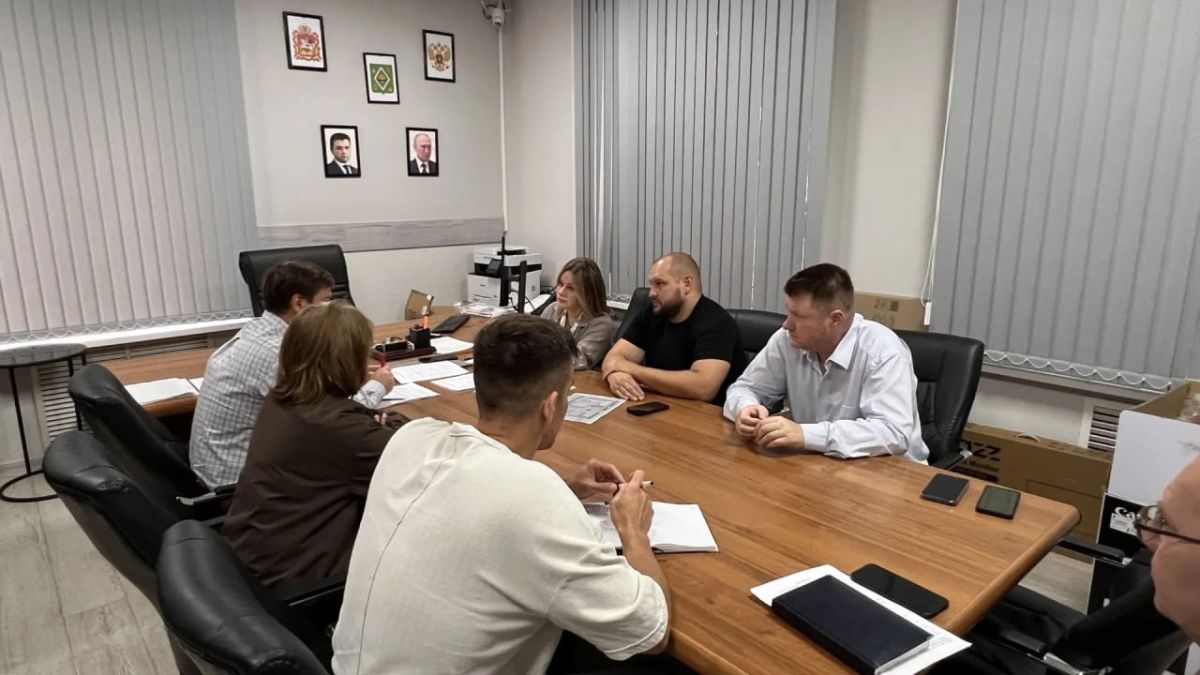Уполномоченный главы округа Нина Ушакова вместе депутатами Совета депутатов Андреем Ломовым и Дмитрием Потехиным провела встречу с коллективом ведущей управляющей компании округа — МБУ «ЖЭУ Пушкино».