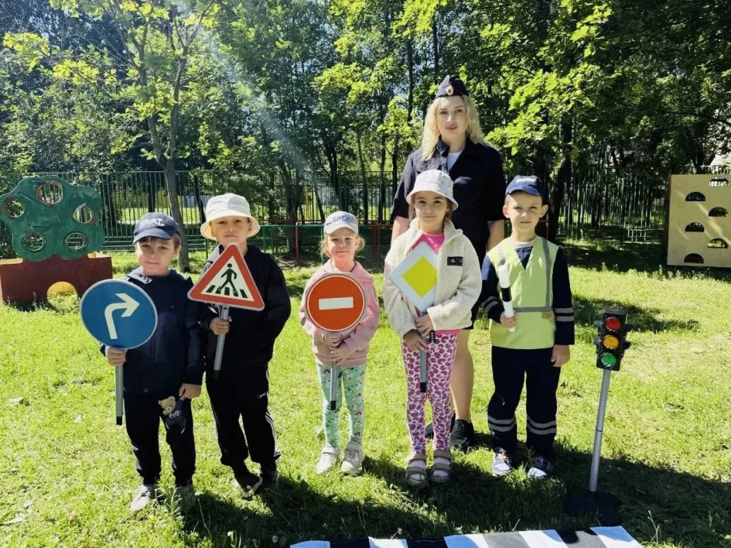 В преддверии Международного дня светофора в Ступино местные автоинспекторы провели беседу с воспитанниками одной из дошкольных организаций города В преддверии Международного дня светофора в Ступино местные автоинспекторы провели беседу с воспитанниками одной из дошкольных организаций города