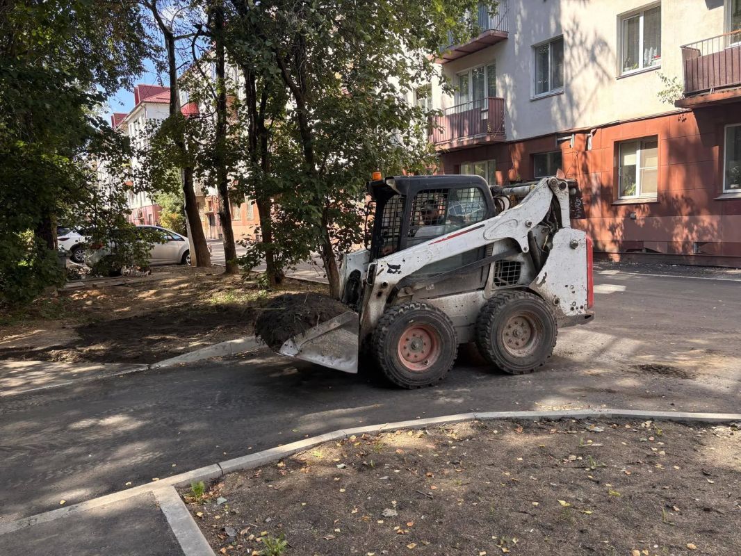 После ремонта дорог - очередь за газонами: что происходит у дома № 37/13 После ремонта дорог - очередь за газонами: что происходит у дома № 37/13