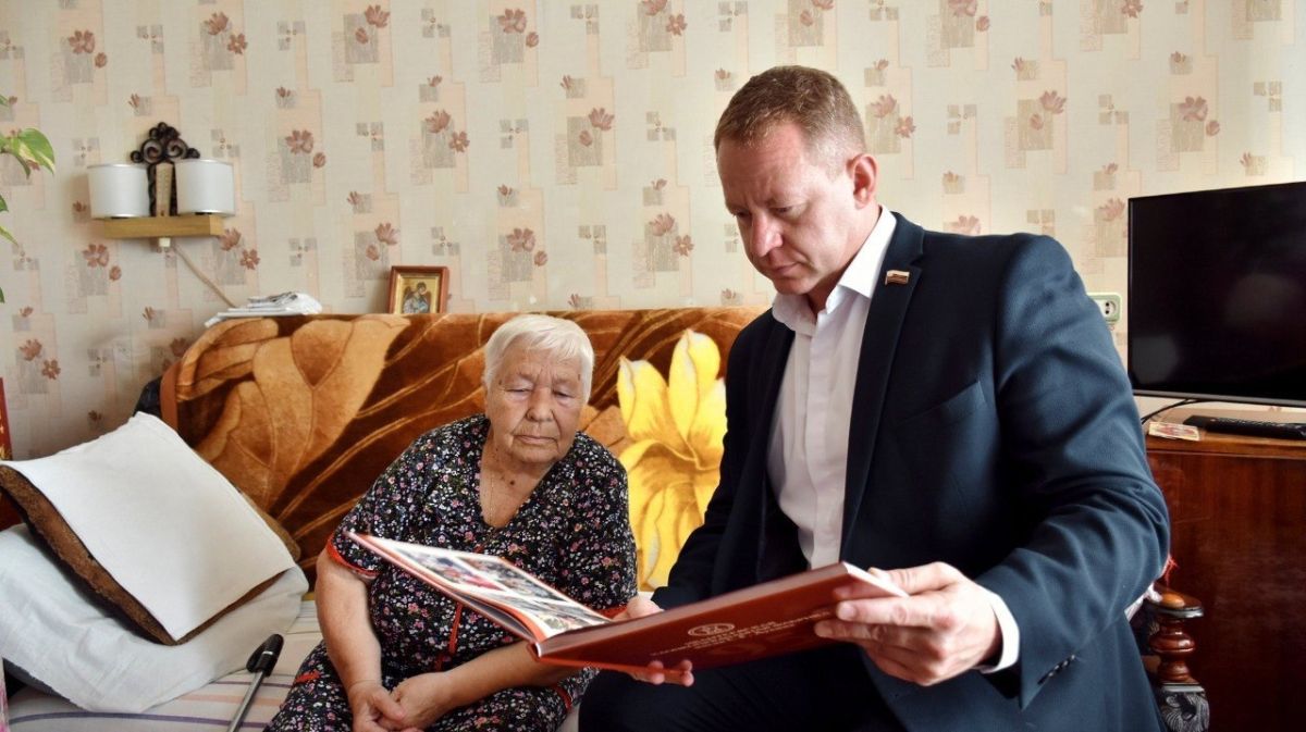 Председатель Совета депутатов округа Артем Садула поздравил с Днём рождения Галину Григорьевну Уткину — ветерана труда, несовершеннолетнюю узницу фашистских концлагерей