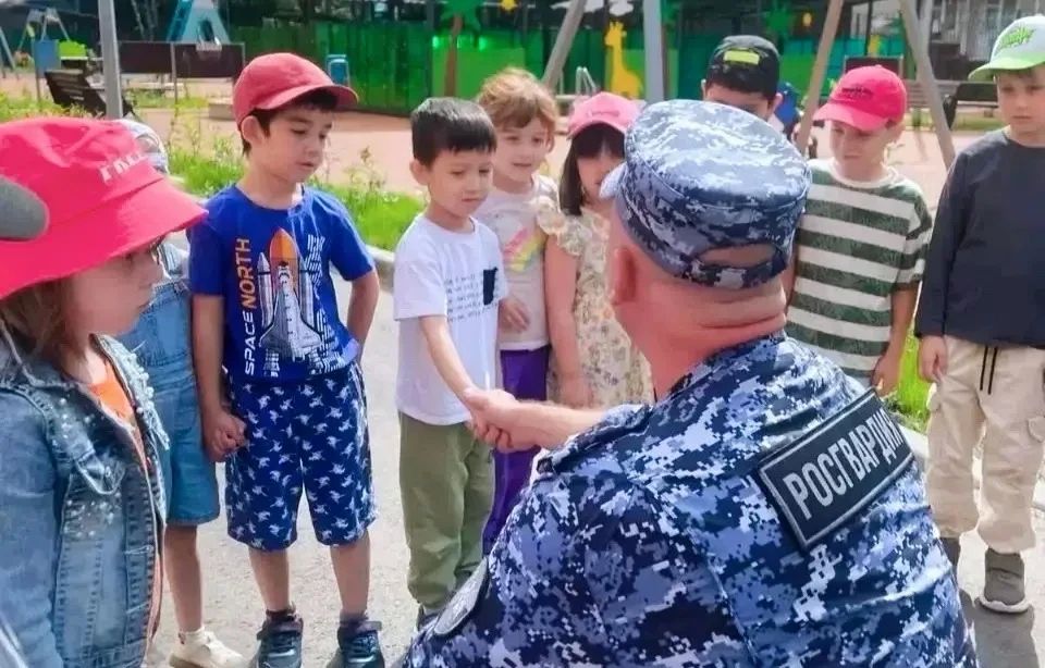 #КаникулыСРосгвардией. Росгвардейцы провели «Урок безопасности» для детей в Подмосковье #КаникулыСРосгвардией. Росгвардейцы провели «Урок безопасности» для детей в Подмосковье