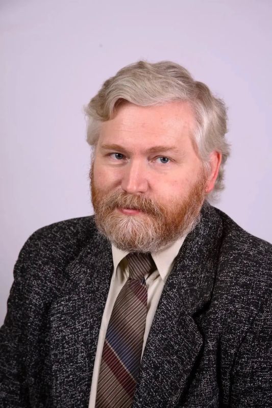 Продолжаем знакомить наших читателей с педагогами, которые в этом году подготовили стобалльников