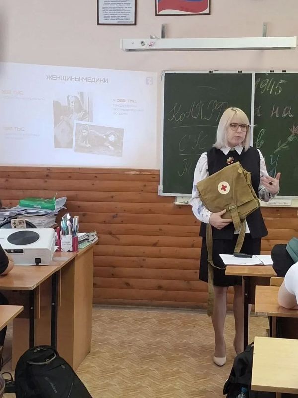 Музей коломенской школы № 17 и его руководитель, учитель истории и обществознания Елена Балтухина вышли в финал Всероссийского конкурса школьных музеев, организованного Российским обществом «Знание» по поручению Президента... Музей коломенской школы № 17 и его руководитель, учитель истории и обществознания Елена Балтухина вышли в финал Всероссийского конкурса школьных музеев, организованного Российским обществом «Знание» по поручению Президента...
