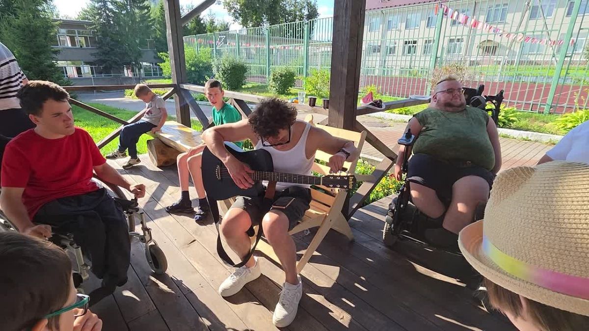 В Семейном центре «Дмитровский» прошла встреча с актёром театра и кино Никитой Кологривым и руководителем благотворительного фонда «Чистые души» Мариной Нетребко