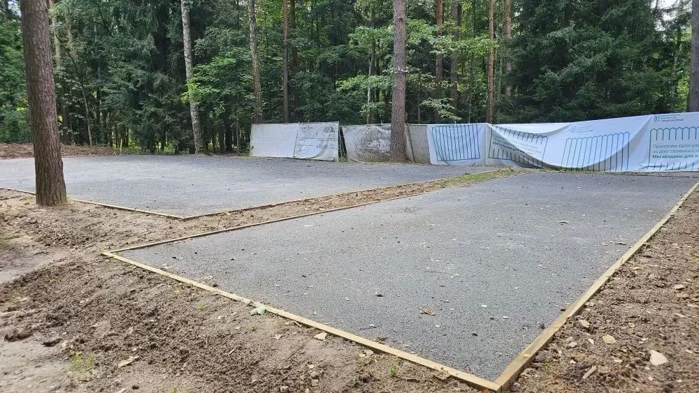 Продолжается строительство новой спортивной площадки за досуговым центром в парке «Ёлочки» Продолжается строительство новой спортивной площадки за досуговым центром в парке «Ёлочки»