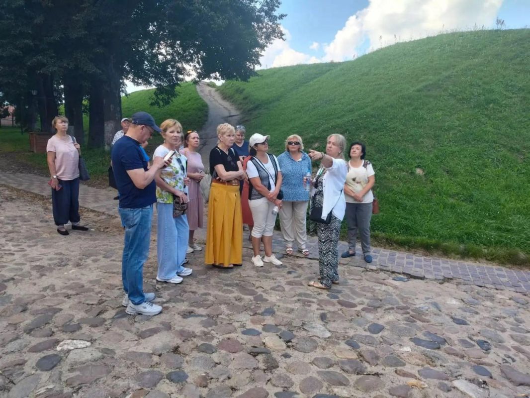 Дмитров — город, где история живёт не в учебниках, а в каждом уголке: в изгибах старинных улиц, в тишине древних храмов, в аромате свежей выпечки Дмитров — город, где история живёт не в учебниках, а в каждом уголке: в изгибах старинных улиц, в тишине древних храмов, в аромате свежей выпечки