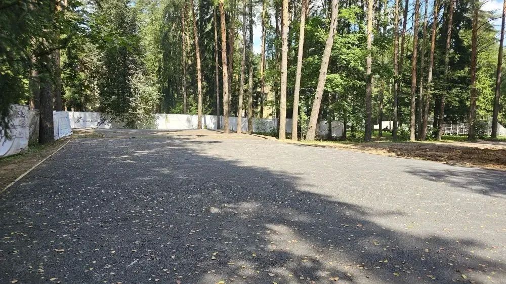 Продолжается строительство новой спортивной площадки за досуговым центром в парке «Ёлочки»