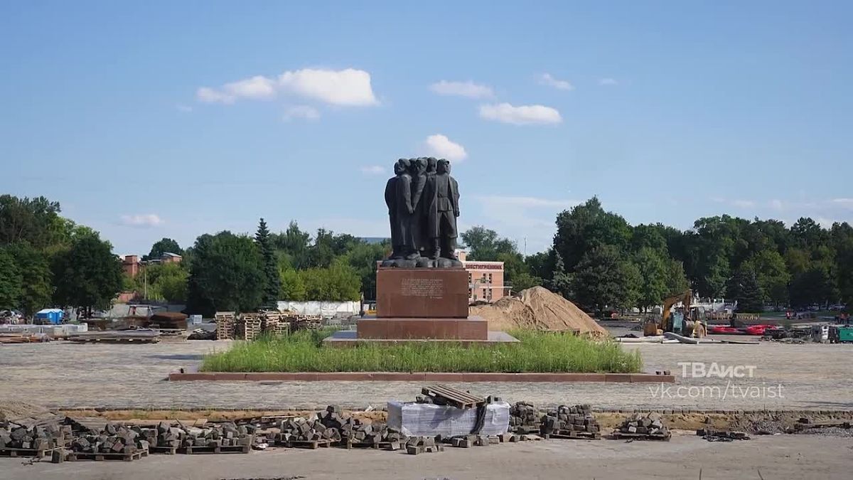 Руслан Заголовацкий: Подарок ко Дню города!. Один из главных объектов благоустройства в этом году по Народной программе Единой России, конечно же, Октябрьская площадь и Центральный бульвар