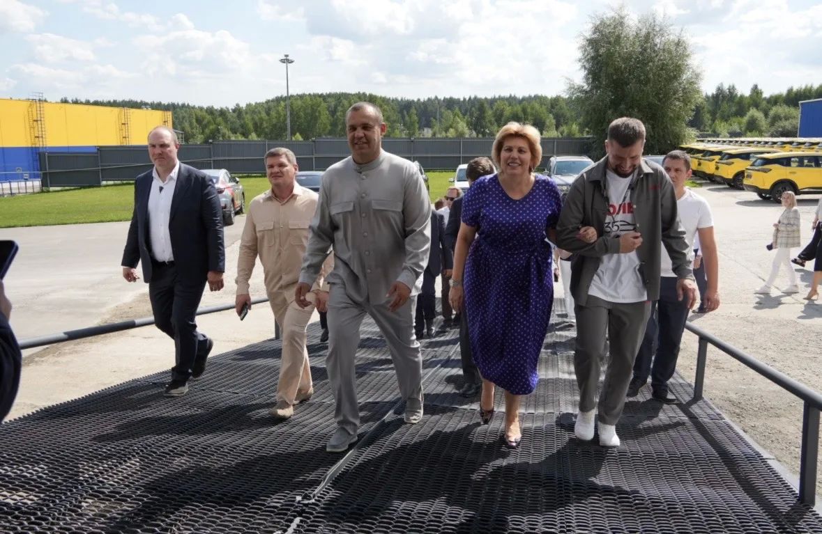 Один из крупнейших автомобильных дилеров страны, который расположен на территории округа, отметил свой день рождения масштабным автозабегом. Компании исполнилось 35 лет. Один из крупнейших автомобильных дилеров страны, который расположен на территории округа, отметил свой день рождения масштабным автозабегом. Компании исполнилось 35 лет.