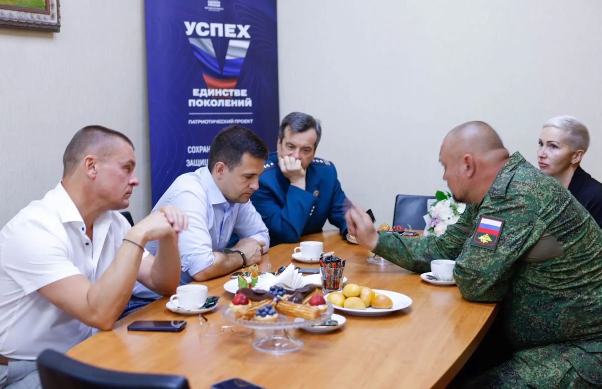 Станислав Каторов: Перед отправкой гуманитарного груза для наших бойцов вместе с председателем Совета депутатов Ленинского округа Станиславом Радченко и начальником Межрайонной инспекции Федеральной налоговой службы №14... Станислав Каторов: Перед отправкой гуманитарного груза для наших бойцов вместе с председателем Совета депутатов Ленинского округа Станиславом Радченко и начальником Межрайонной инспекции Федеральной налоговой службы №14...