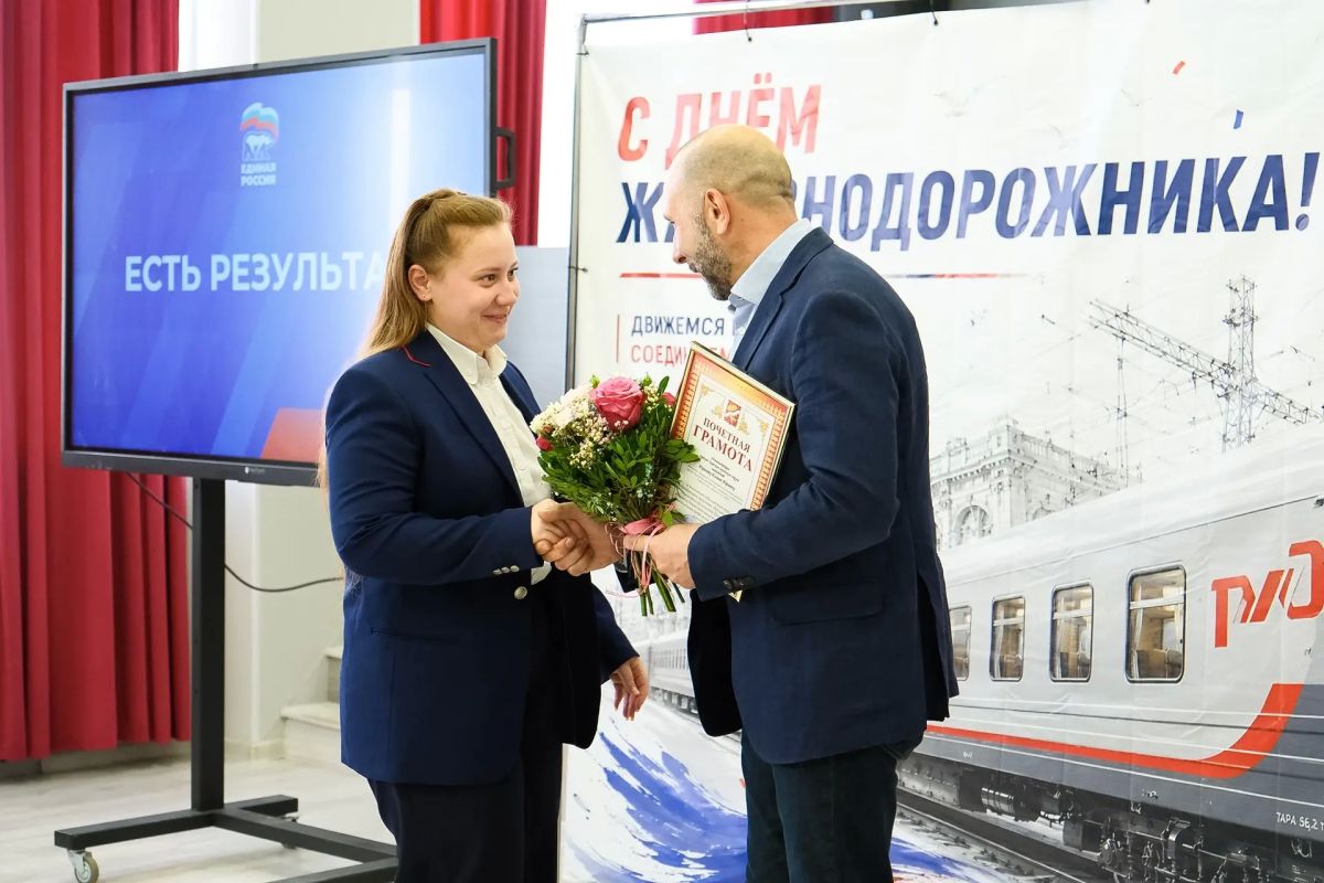 С главой Орехово-Зуевского округа Русланом Заголовацким поздравили сотрудников ключевых предприятий крупнейшего в России и Европе железнодорожного узла, которые обеспечивают бесперебойную работу с прошедшим Днем... С главой Орехово-Зуевского округа Русланом Заголовацким поздравили сотрудников ключевых предприятий крупнейшего в России и Европе железнодорожного узла, которые обеспечивают бесперебойную работу с прошедшим Днем...