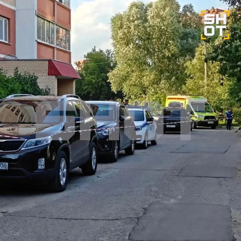 Мать случайно выпала из окна седьмого этажа с 3-летним сыном на глазах у других детей в Подмосковье