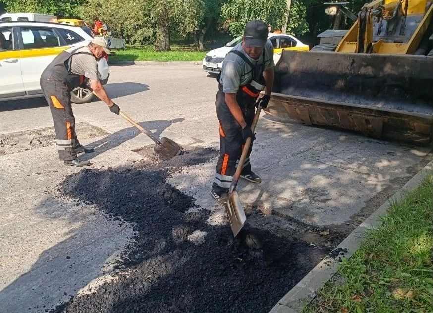 Вчера, 5 августа, сотрудники городского предприятия «Автобытдор» выполнили ремонт дорожного полотна по следующим адресам: