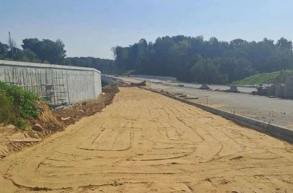 На дороге "Путилково-Пятницкое шоссе" в Красногорске начали строить тротуары На дороге "Путилково-Пятницкое шоссе" в Красногорске начали строить тротуары