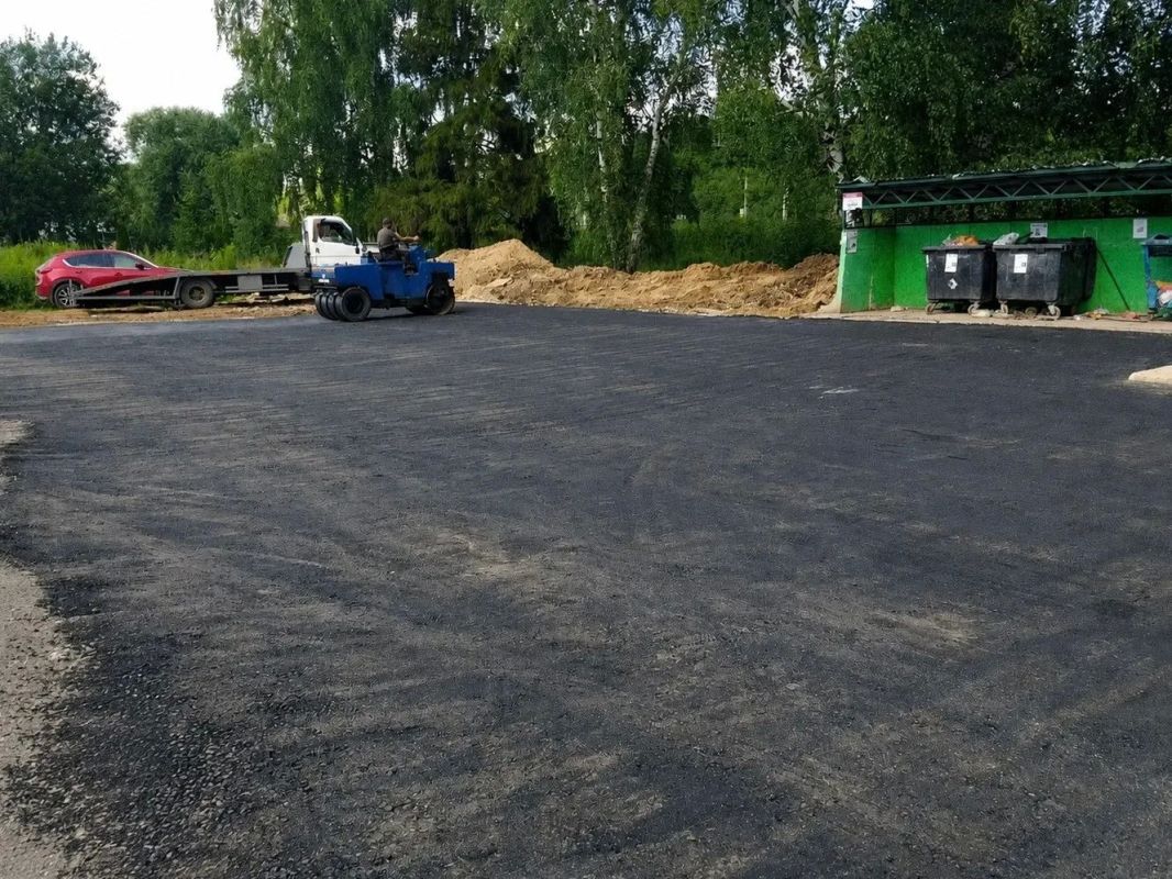 Продолжаем обновлять подъездные пути к контейнерным площадкам Продолжаем обновлять подъездные пути к контейнерным площадкам