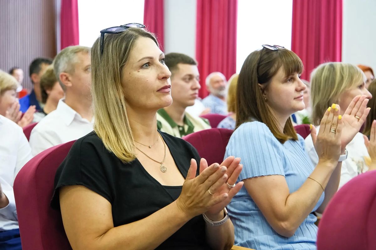 С главой Орехово-Зуевского округа Русланом Заголовацким поздравили сотрудников ключевых предприятий крупнейшего в России и Европе железнодорожного узла, которые обеспечивают бесперебойную работу с прошедшим Днем... С главой Орехово-Зуевского округа Русланом Заголовацким поздравили сотрудников ключевых предприятий крупнейшего в России и Европе железнодорожного узла, которые обеспечивают бесперебойную работу с прошедшим Днем...