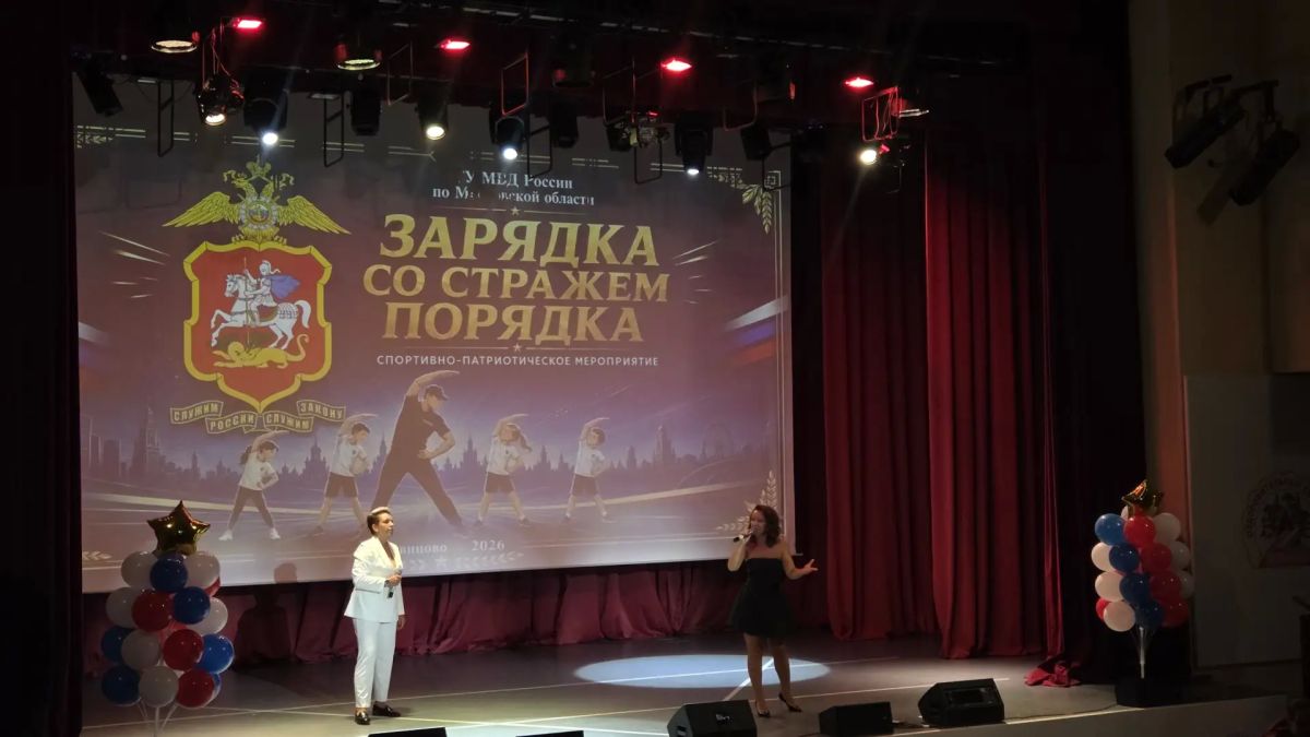 Праздничную программу продолжили сотрудники МУ МВД России «Люберецкое», исполнившие вокальную композицию Праздничную программу продолжили сотрудники МУ МВД России «Люберецкое», исполнившие вокальную композицию