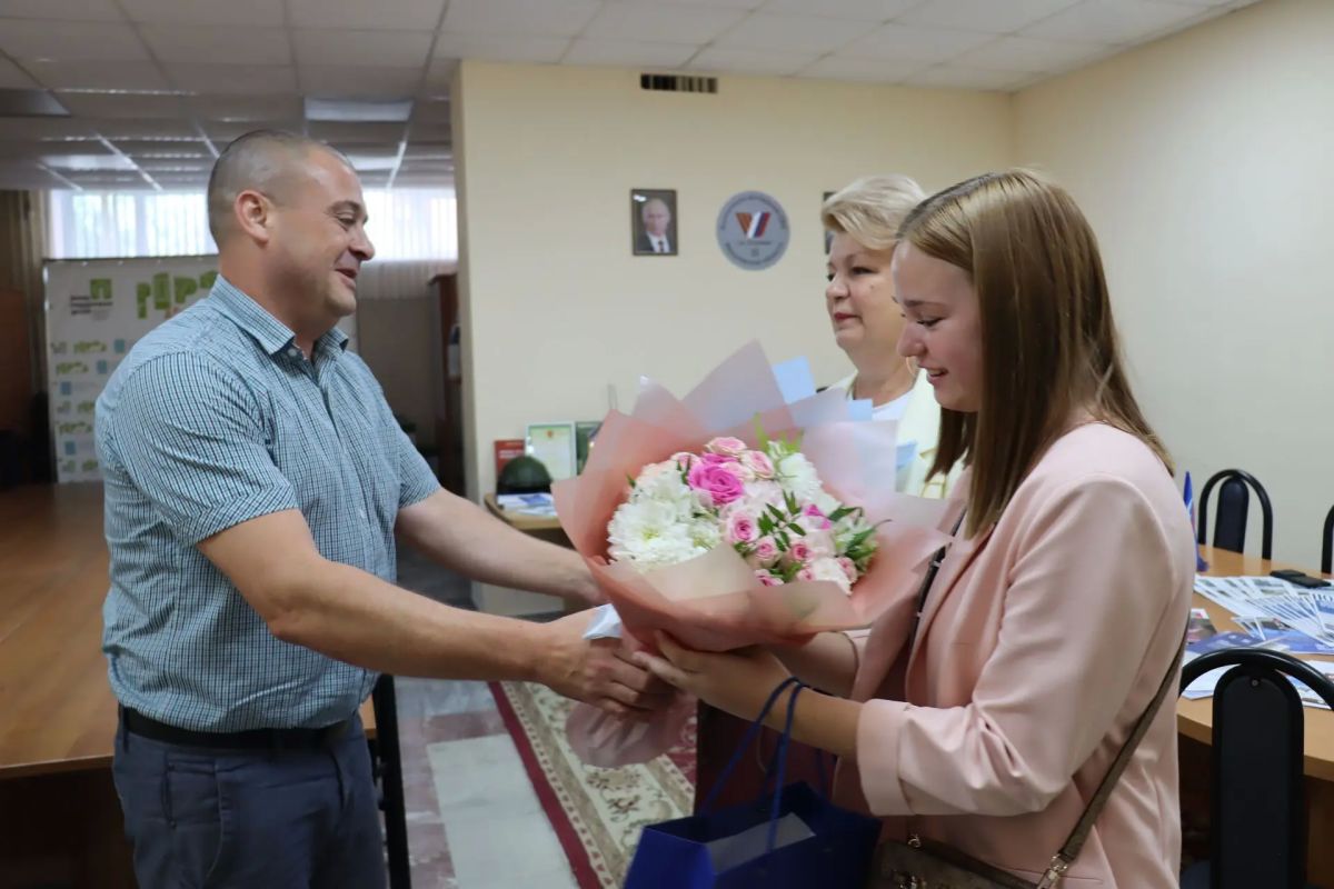 Встреча с семьёй погибшего военнослужащего: поздравления и поддержка Встреча с семьёй погибшего военнослужащего: поздравления и поддержка