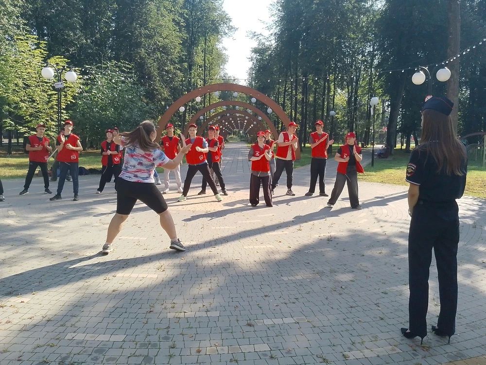 Полицейские и общественница в Электростали присоединились к акции «Зарядка со стражем порядка» Полицейские и общественница в Электростали присоединились к акции «Зарядка со стражем порядка»