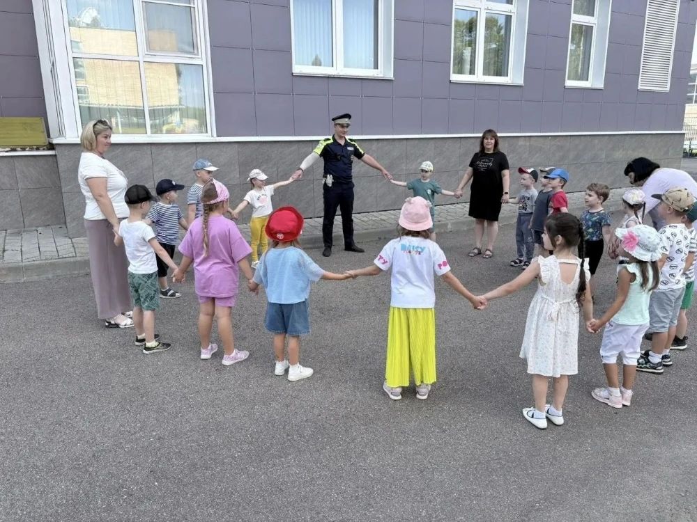 Полицейские Власихи присоединились к акции «Зарядка со стражем порядка» Полицейские Власихи присоединились к акции «Зарядка со стражем порядка»